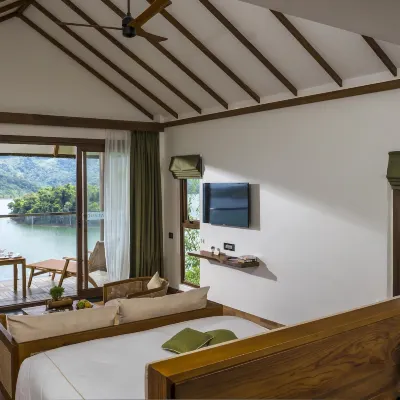 Mountain Shadows Resorts Hotels near Meenmutty Falls