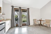 Schubert Inn Suite A with Pool-Grill - 2Blks to Main