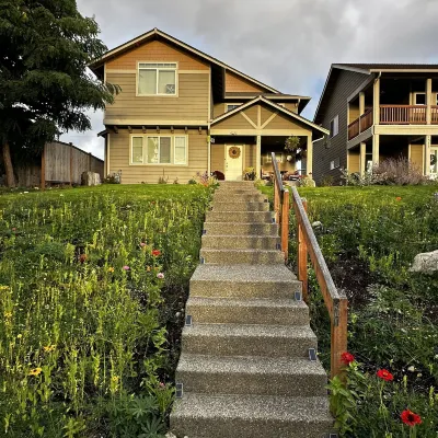 Central Tacoma Homestay with Breakfast Included -Private Room- Các khách sạn gần Nhà thi đấu Tacoma Dome