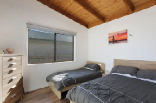 BEAUTIFUL COSY FAMILY HIDEAWAY - FREE WIFI AND FOXTEL - LONG JETTY NOW OPEN!