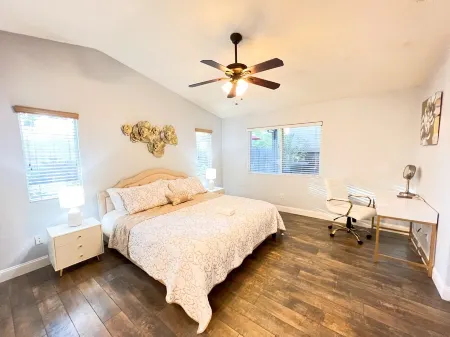 High Ceiling & Amazing backyard & family Kids friendly