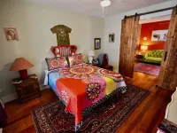 Luxury Funky Fun 420, Walk Downtown wAC–Pets free!