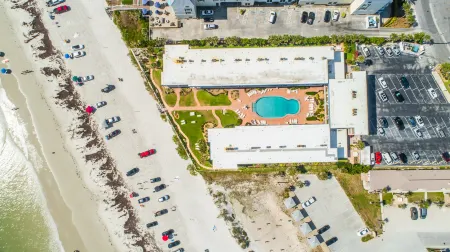 Ocean View and Pool Access - Delightful Family Condo Retreat Отели рядом с достопримечательностью «Marine Discovery Center»