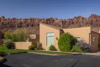 Breathtaking Views and Community Pool Access - Stunning Oasis