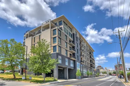 Spacious Condo with Private Balcony and Full Kitchen - Charming Getaway