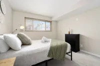 Modern Comforts and Free Parking - Stylish Cozy Retreat