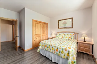 Connect with the Columbia Hotels near Daroga State Park