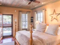 Marina Access and On-Site Amenities - Charming Cottage Retreat Hotel a Vandemere