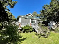 Charming Cottage with Screened Porch and Outdoor Shower - Unique Serenity