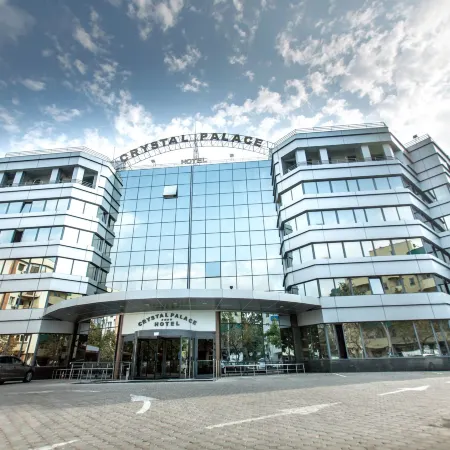 Crystal Palace Hotel Отели рядом с достопримечательностью «Дворец Чаушеску»