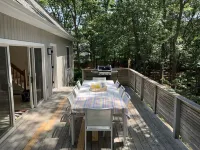 Modern Renovated 3 Bedroom in the Springs - Heated saltwater pool Hotels in Springs