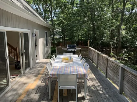 Modern Renovated 3 Bedroom in the Springs - Heated saltwater pool Отели в г. Спрингс