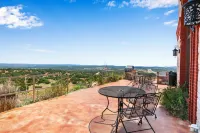 Charming Escape and Creekside Hot Tub - Cozy Hill Country Retreat