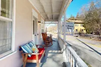 Dog-friendly home with a porch, washer/dryer, balcony, & updated appliances Hotels in Cross Township