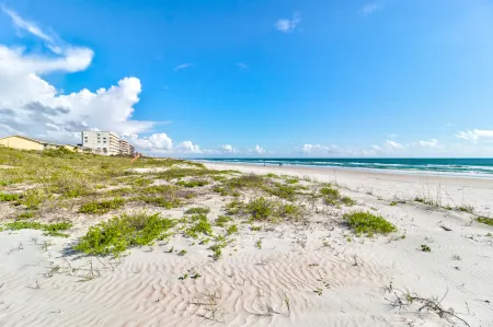 Spacious Balcony and Beautiful Kitchen - Charming Coastal Haven Отели в г. Понс-Инлет