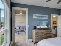 Private Beach and Heated Outdoor Pool - Gorgeous Lakeside Oasis