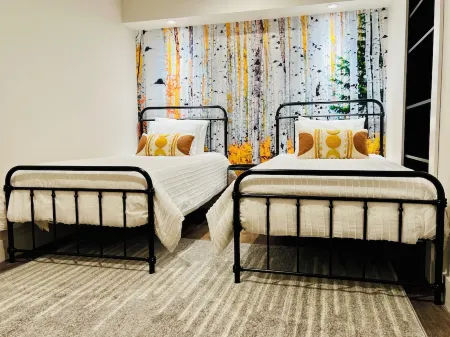 A Cozy and a Modern Retreat. Newly renovated -2 bed 1bath. Walk to everything!