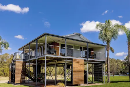 Big4 Nelligen Holiday Park Отели рядом с достопримечательностью «Treasures from the Deep Opal and Shell Museum»