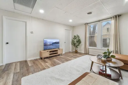 The Cozy Emerald Stay 5 Minutes to Downtown