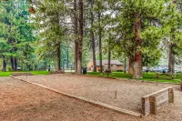 Mountain view condo with a fireplace, WiFi, partial AC, shared hot tub & pool Hotels in Deschutes County