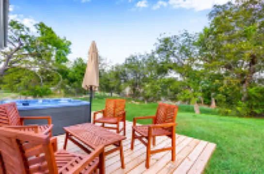 Charming Pecan Tree House with Porch Swing and Scenic Views - Delightful Retreat