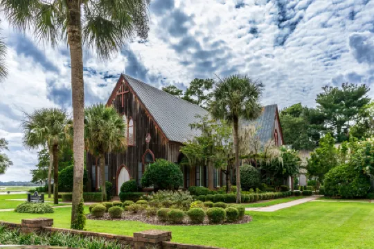 Elegant Townhouse with Modern Kitchen and Scenic Decks - Stunning Retreat