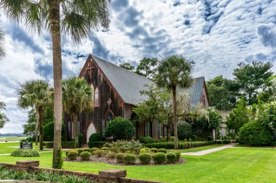 Elegant Townhouse with Modern Kitchen and Scenic Decks - Stunning Retreat