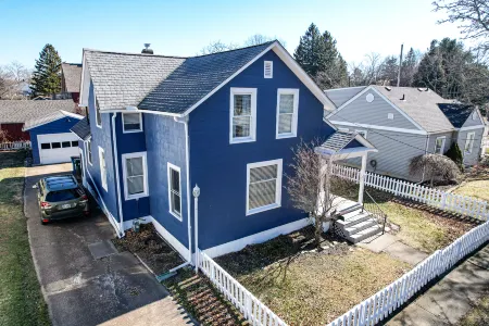 Charming Lakeside Retreat with Firepit and Grill - Cozy Escape Отели в г. Вермилен