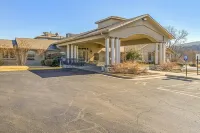 Gated resort condo with fairway views, pool, hot tub, tennis, & on-site golf Hotels in Ridgedale