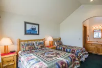 Cozy Gas Fireplace and Private Hot Tub - Charming Retreat