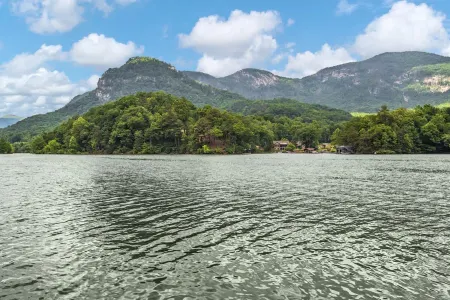 Lake Lure Cottage~Pontoon Available 2 Rent! Отели рядом с достопримечательностью «Lake lure»