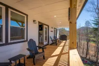 Secluded Oasis with Mountain Views and Disc Golf - Charming Getaway