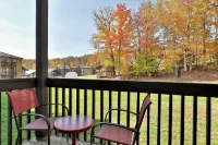 Ski-In/Out condo with patio,  mountain views, washer/dryer, & cable Hotels in Cavendish