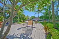 Private Canal Access and Tropical Courtyard Serenity - Island Luxury Retreat Hotels in Sanibel