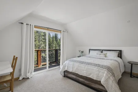 Stunning Views and Hot Tub - Gorgeous Lake Vista Retreat Отели рядом с достопримечательностью «Доннер Саммит Калифорния Стейт Снопарк»