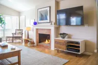 Spacious Condo with Patio and Pools - Charming Coastal Retreat Hotels in Solana Beach