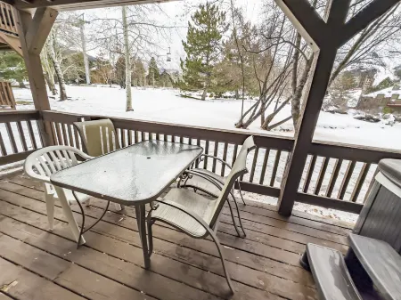 Mountain View and Hot Tub - Cozy Tranquil Retreat Отели в г. Снайдервилл