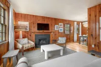 Modern Amenities and Cozy Outdoor Space - Charming Sea Cottage