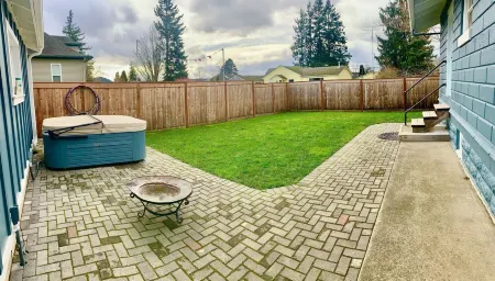 102 year old Craftsman Home Отели рядом с достопримечательностью «Bell's Studebaker Diner and Museum»