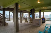 Charming 3-bedroom house W/ Great Deck and Ocean views in fabulous Crystal Beach