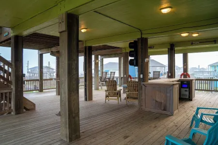 Charming 3-bedroom house W/ Great Deck and Ocean views in fabulous Crystal Beach Отели рядом с достопримечательностью «Port Bolivar»