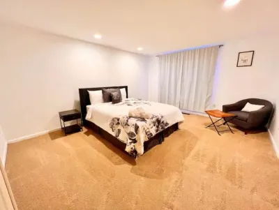 Peaceful Escape: 3-Bedroom with 2.5 Bathroom Hotel in zona Sanctuary Court Connector Trail