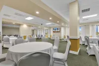 Spacious Living Area and Multiple Pools - Charming Coastal Retreat Boardwalk附近的飯店