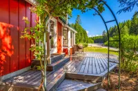 Private Hot Tub and Scenic River Views - Charming Rustic Oasis Hotels in Greenwater