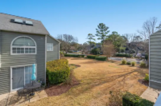 Elegant Split Level Villa with Loft and Pool Access - Charming Retreat