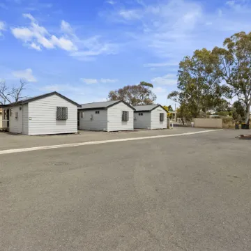 Costello Hotels - Moonta Bay Cabins Отели в г. Мунта