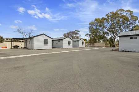 Costello Hotels - Moonta Bay Cabins Отели в г. Мунта