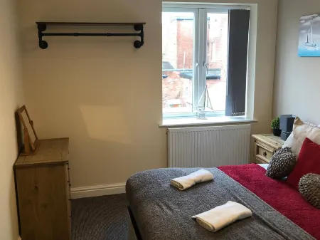 St Annes Apartment 4 - Sleeps 6 - Free Parking