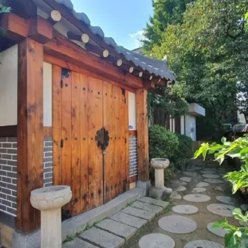 HotelArrive Jeonju Sihwayeonpung Отели рядом с достопримечательностью «Jeondong Catholic Church»