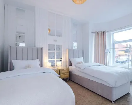 Modern & Chic Four Bedroom Home Hotels in Eccles